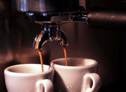 Tre tazzine di caffè al giorno per proteggere la mente